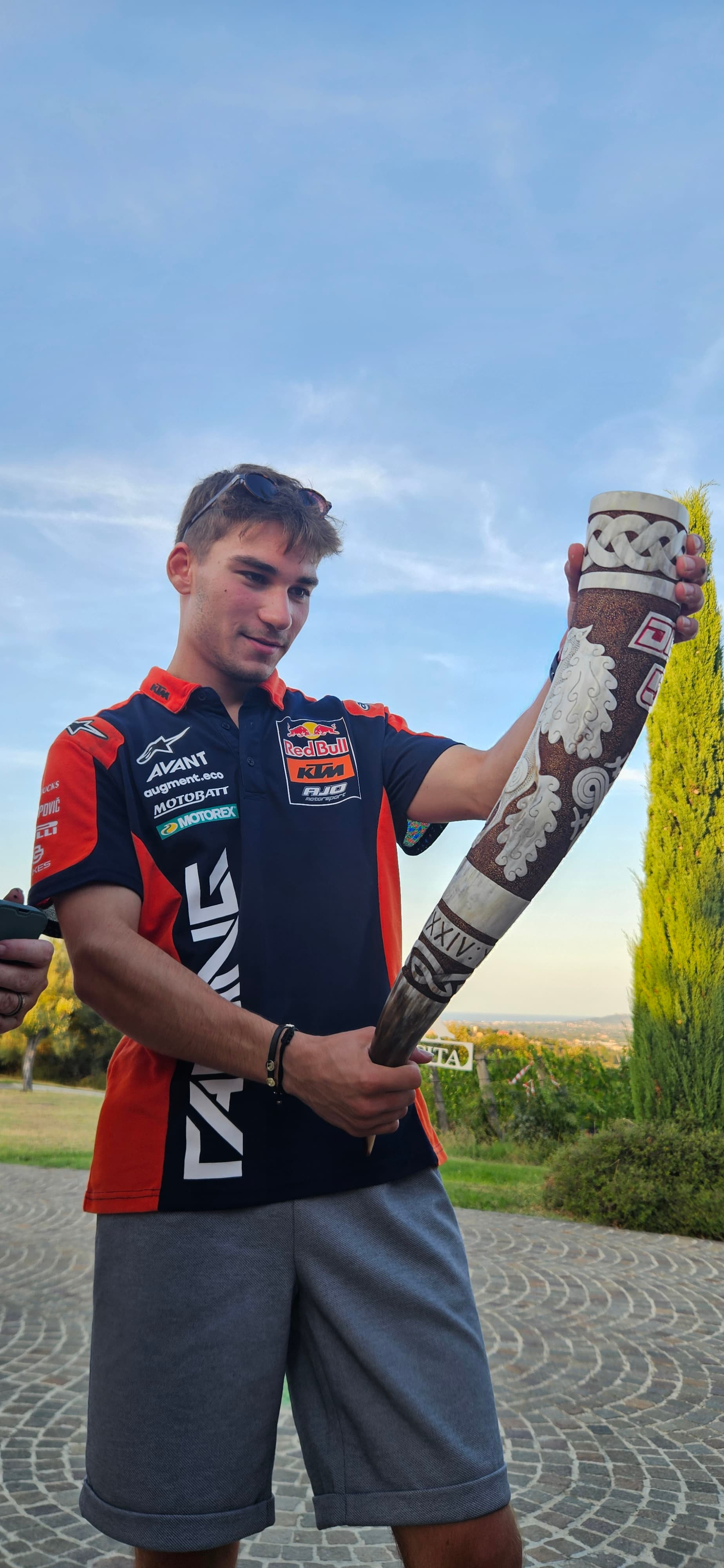 Deniz recieves a gift from the Norwegian Fanclub!